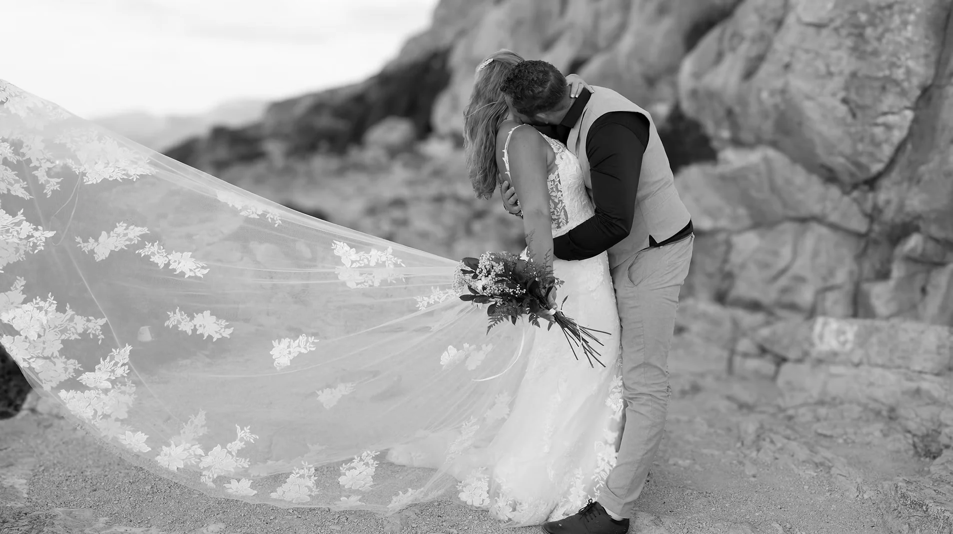 After-Wedding-Shooting eines Brautpaares am Cap de Formentor auf Mallorca bei Sonnenuntergang