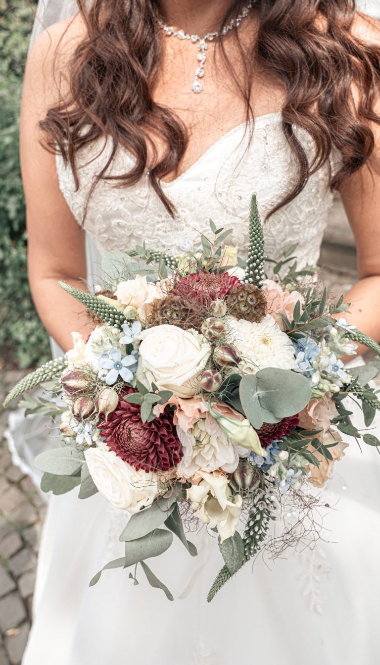 Zarte Details, echte Emotionen – Hochzeitsfotografie mit Gefühl Blumenmädchen im weißen Kleid bei einer Hochzeit – festgehalten von Hochzeitsfotografin auf Mallorca in der Virrey Finca Hotel Inca