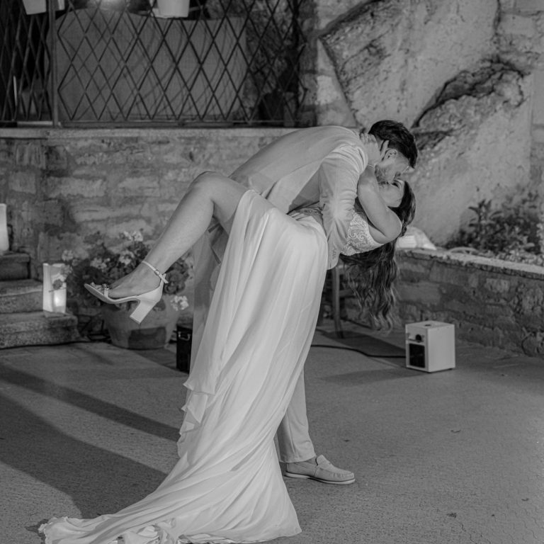 Liebe steckt im Detail – kreative Hochzeitsfotografie für besondere Augenblicke Elegante Tischdekoration mit weißen Rosen bei einer Hochzeitsfeier – Detailaufnahme von Hochzeitsfotografin auf Mallorca Ses Voltes